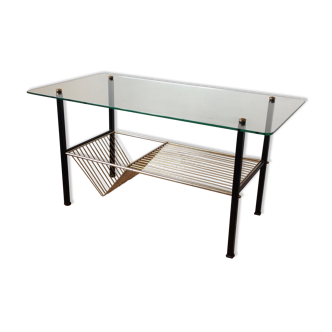 Coffee table with magazine holder