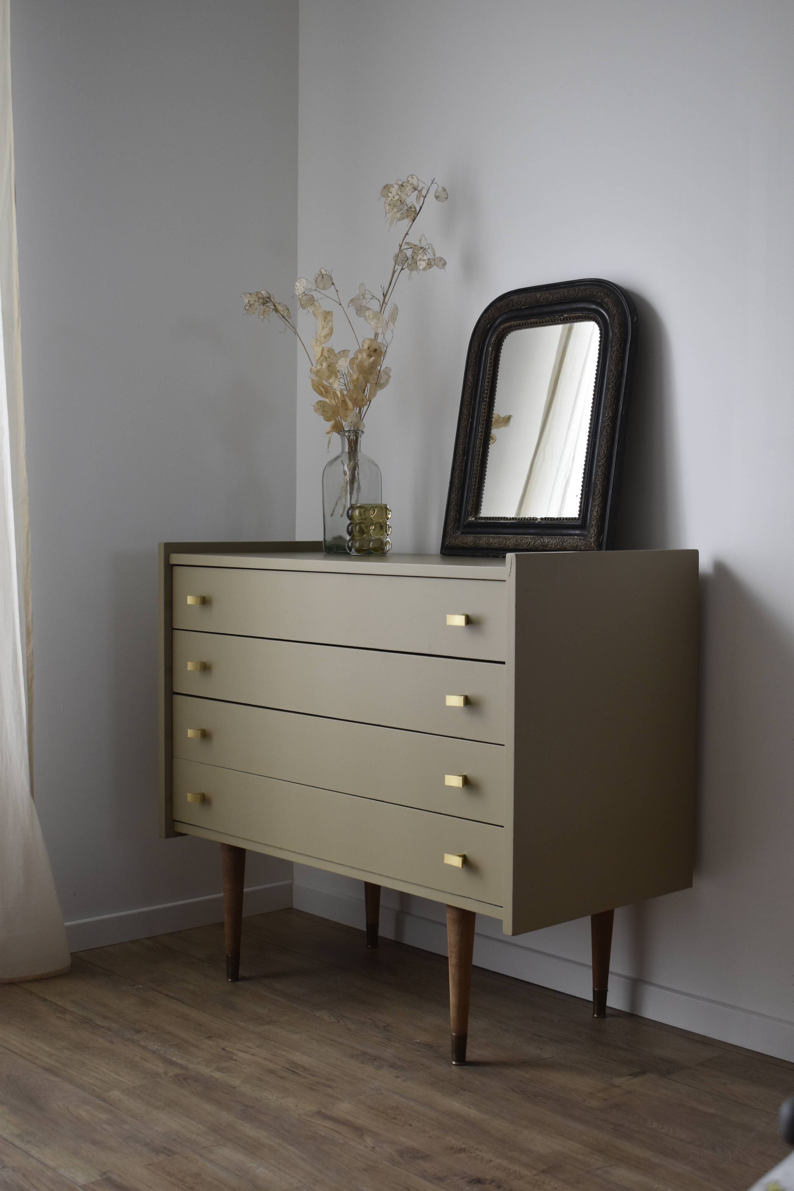 Vintage chest of drawers spindle feet