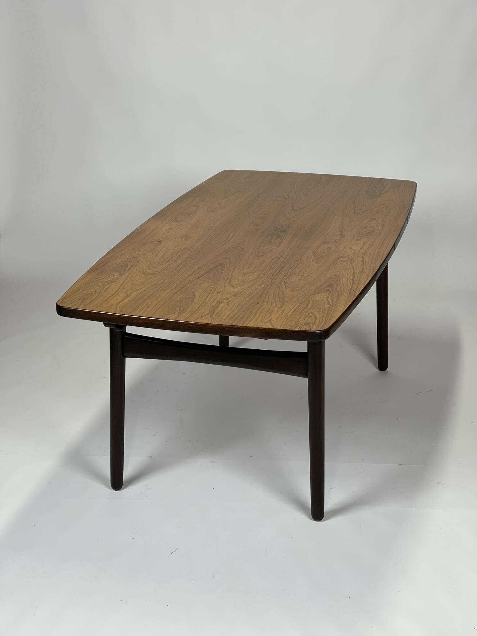 Table scandinave en palissandre par Henning Kjaernulf pour Bruno Hansen