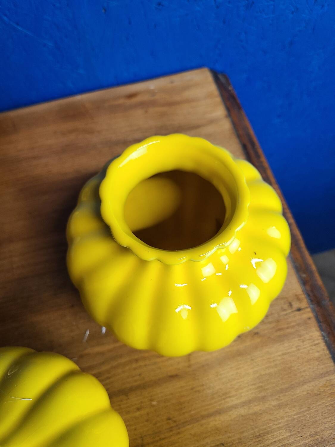 Paire de vase en émail jaune citron
