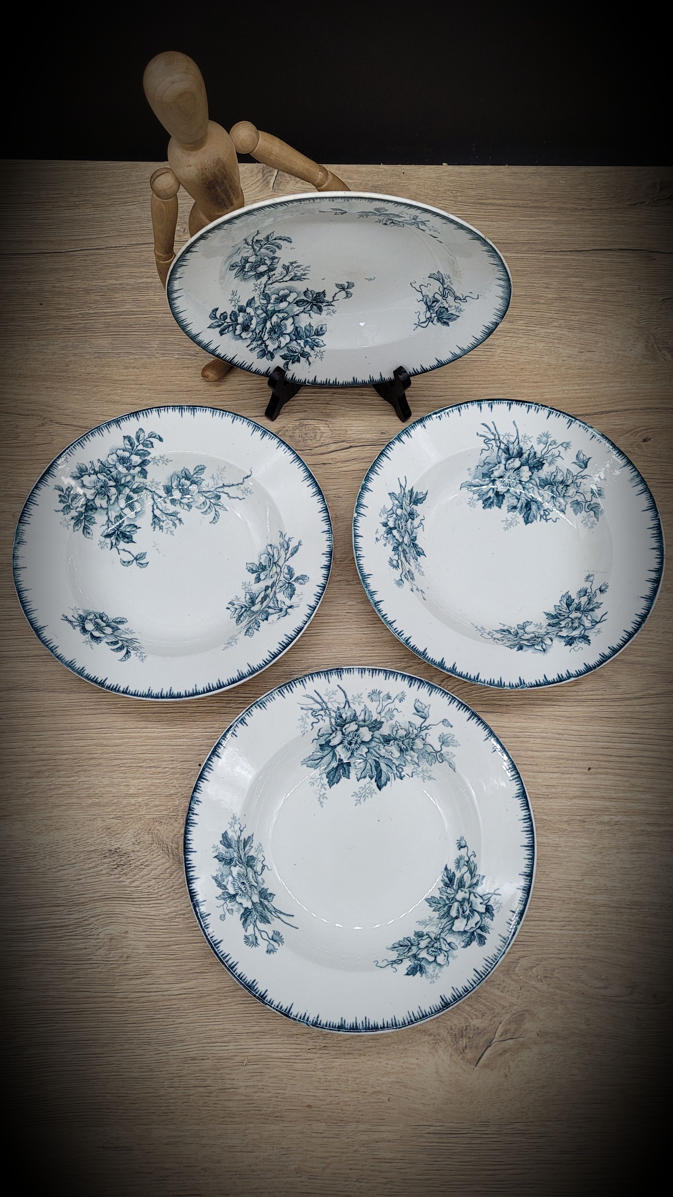 Assiette Décorative Signée OLGA - Motif Fleurs - Céramique Multicouleur - Occasion
