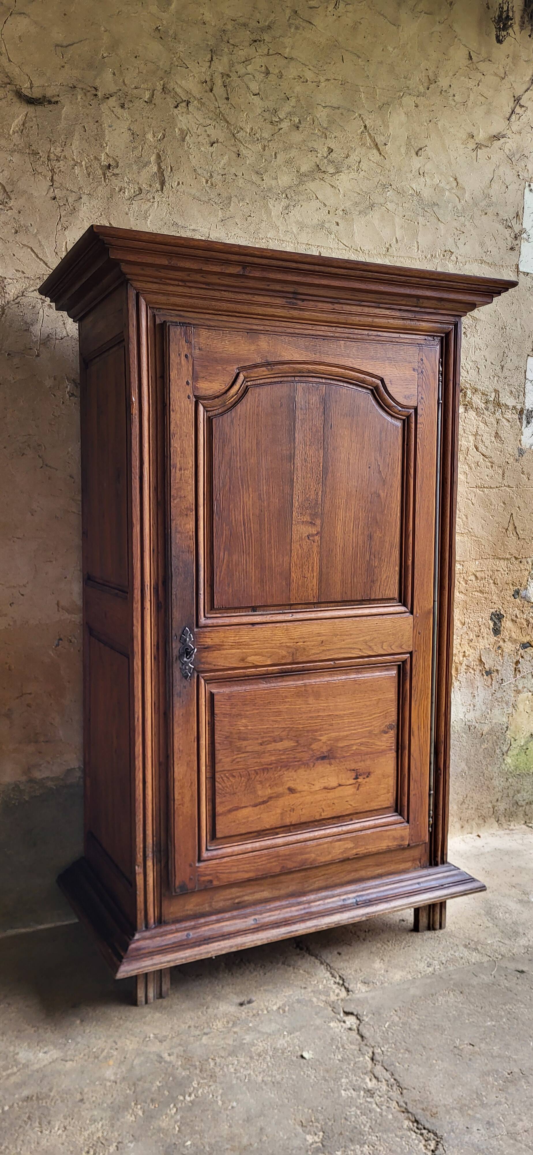 Louis XIII oak armoire / bonnetière / 18th century