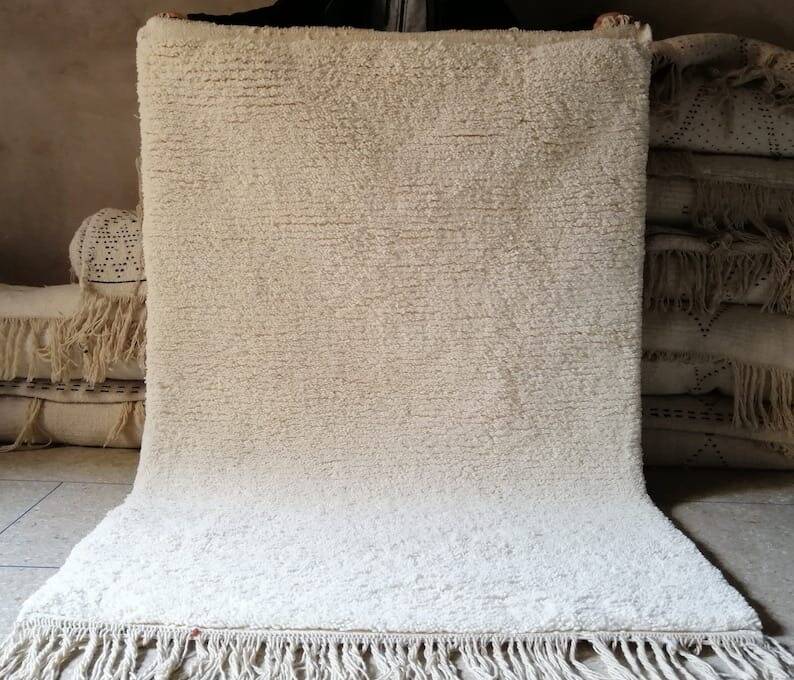 Traditional handmade pure white wool rug size 1.5/2.5 m.