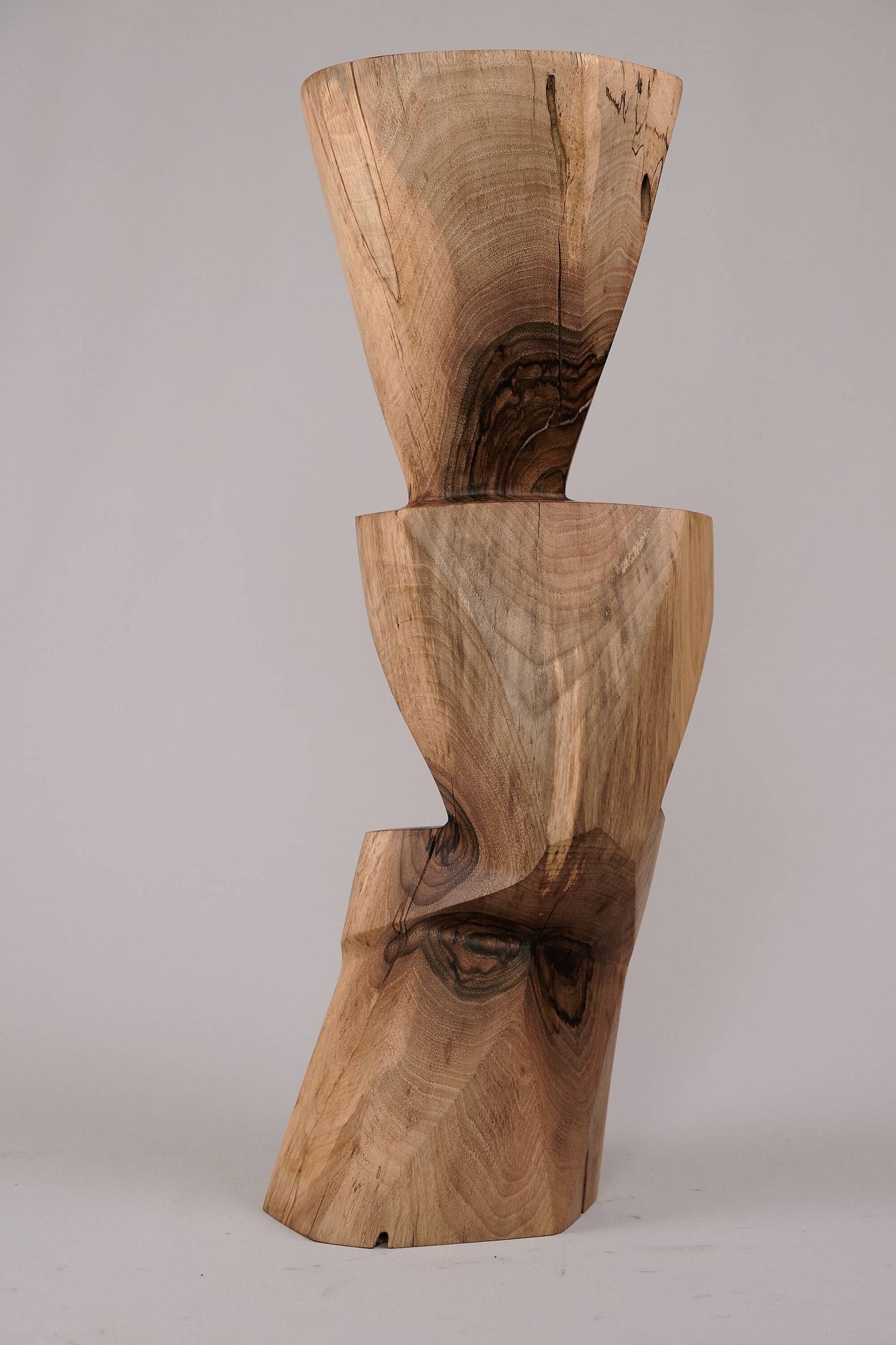 Table d’appoint sculpturale en bois massif, design contemporain original, logniture