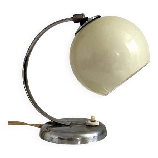Lampe de table Art déco en métal chromé et opaline beige
