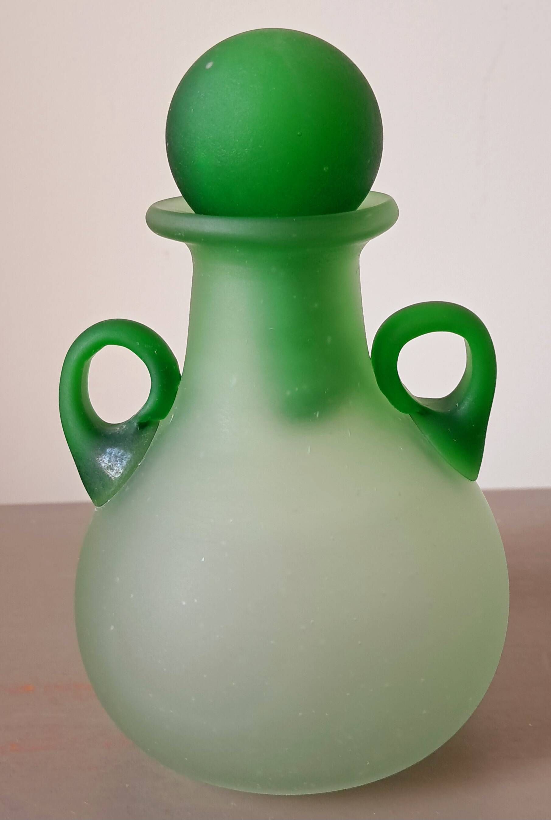 Fiole à oreilles, de couleur verte, en pâte de verre de murano