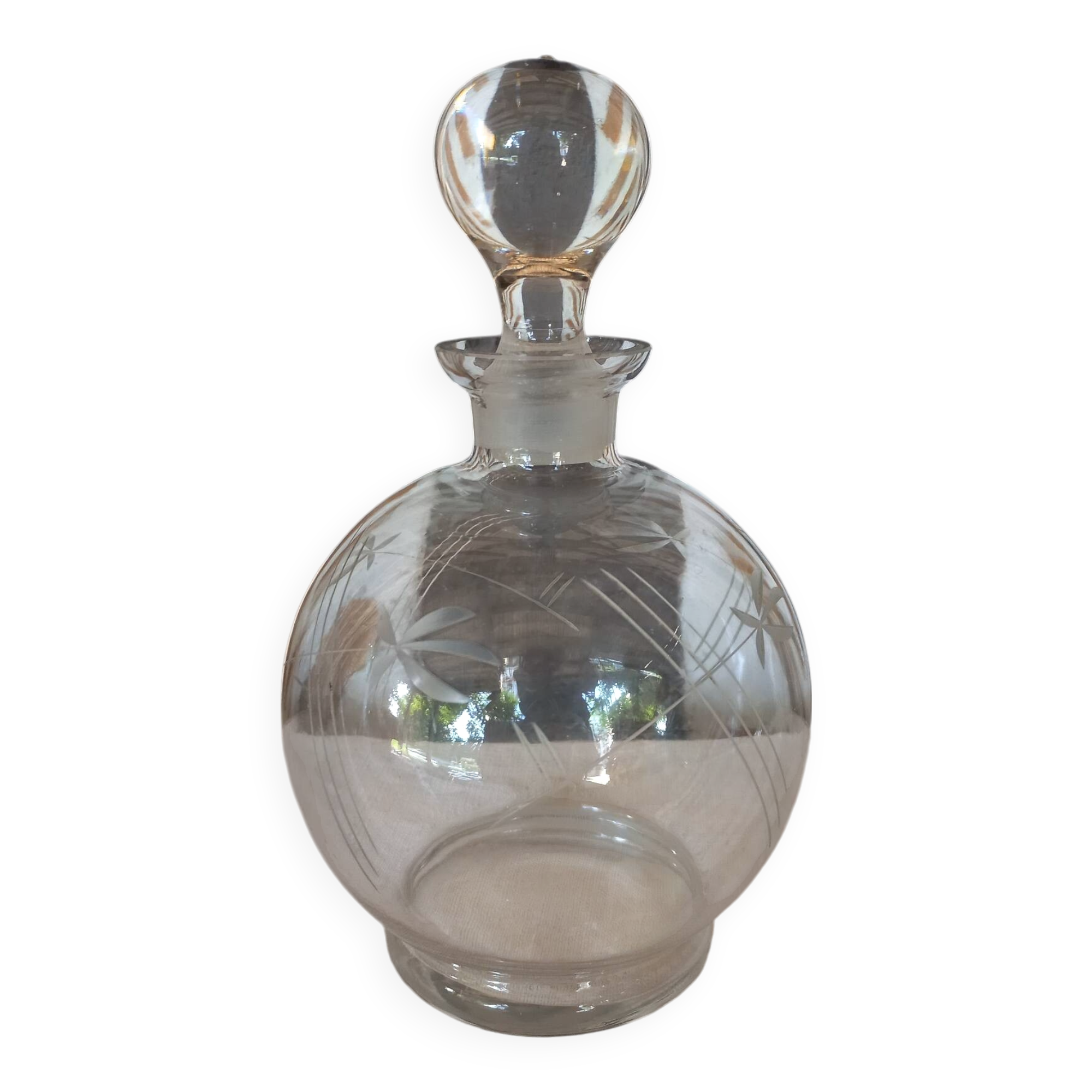 Round carafe in chiseled glass