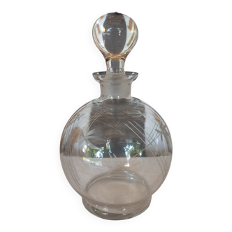 Round carafe in chiseled glass