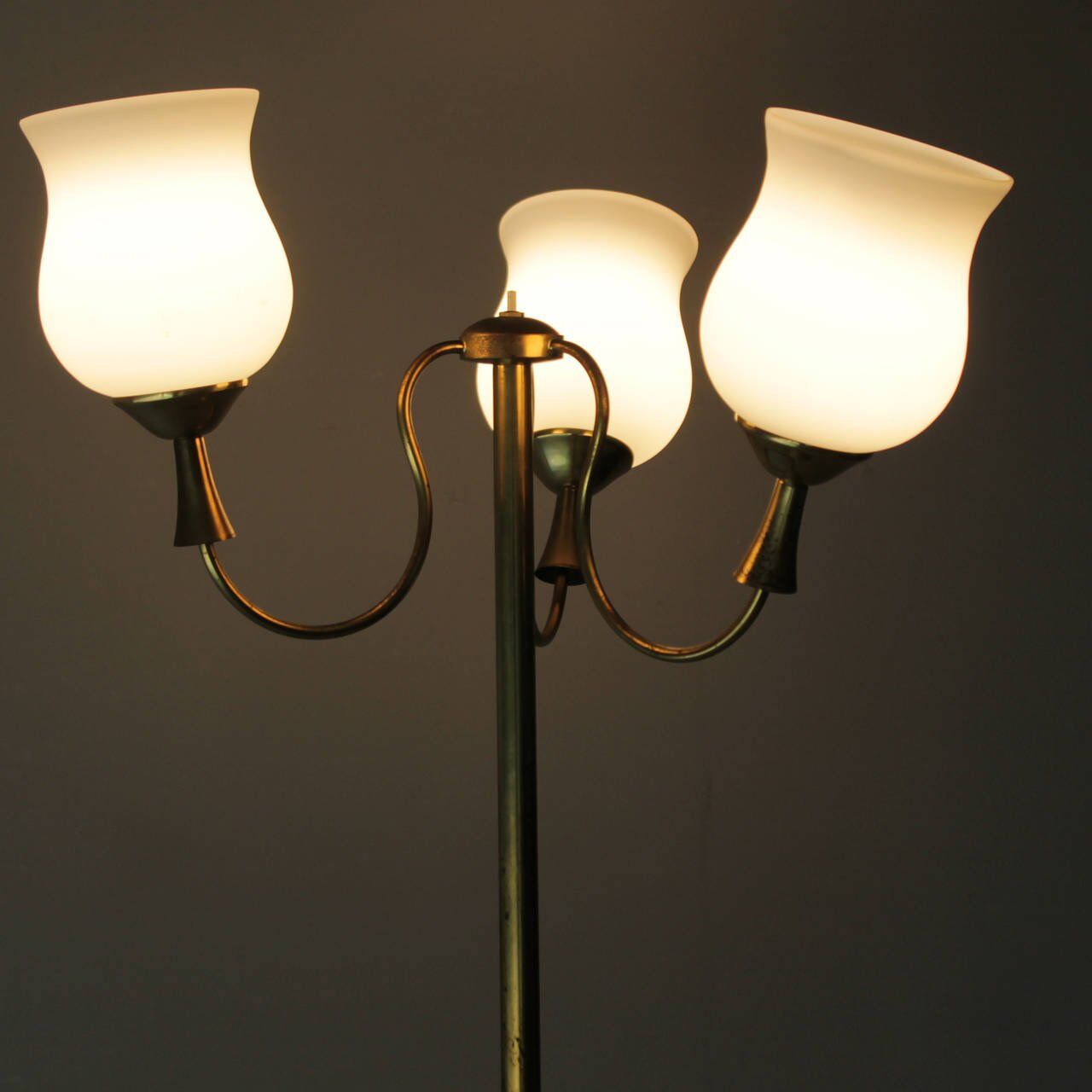Elegant Italian floor lamp by Arredoluce