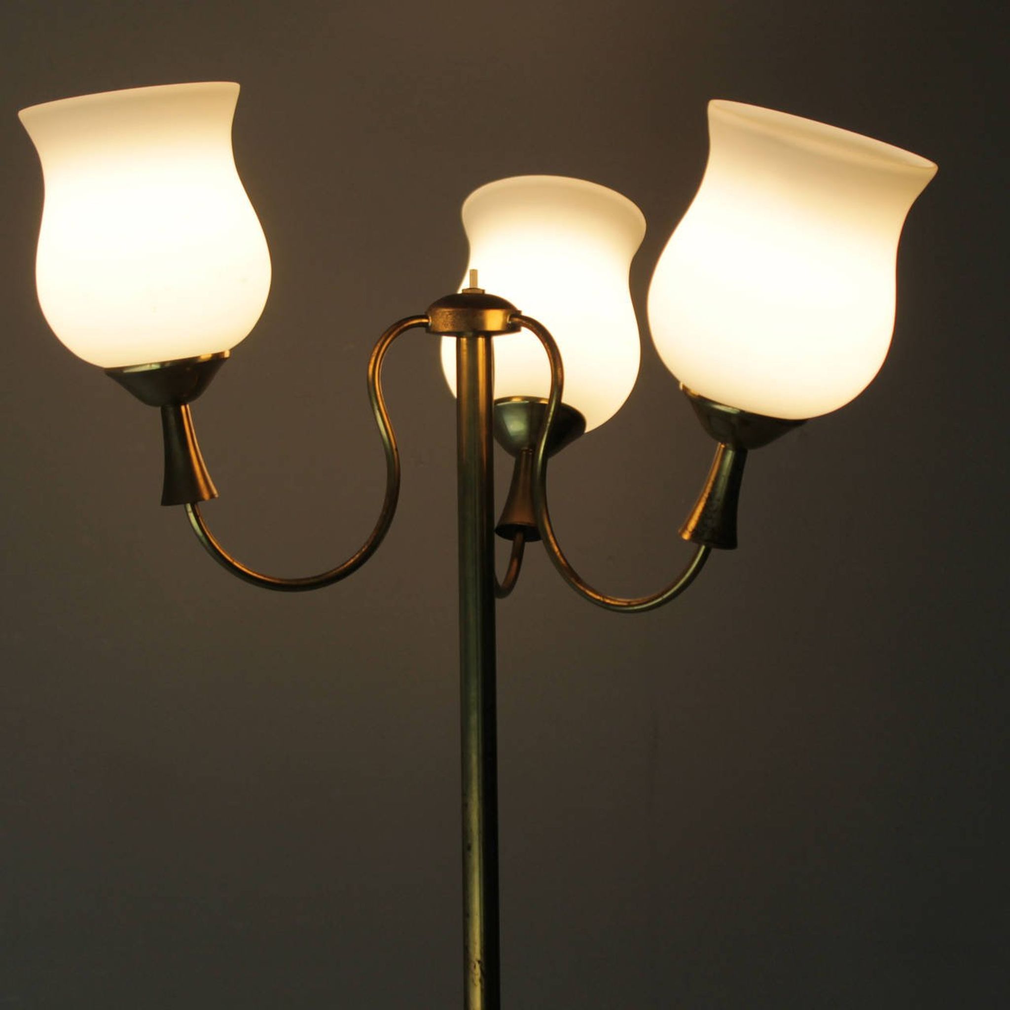 Elegant Italian floor lamp by Arredoluce