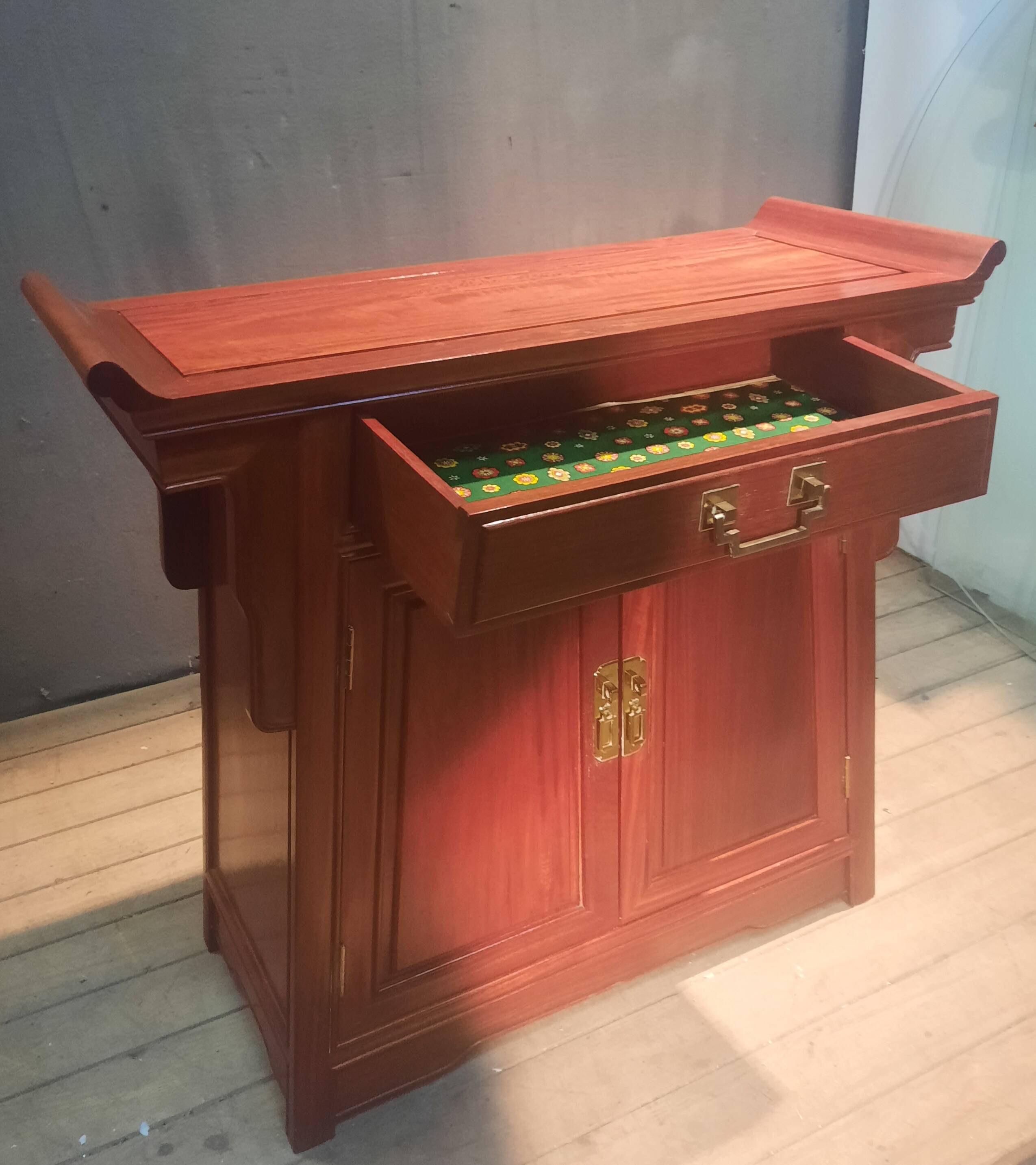 Far Eastern style sideboard with 2 doors