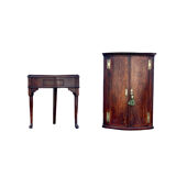 Armoire d’angle anglaise antique avec une façade incurvée
