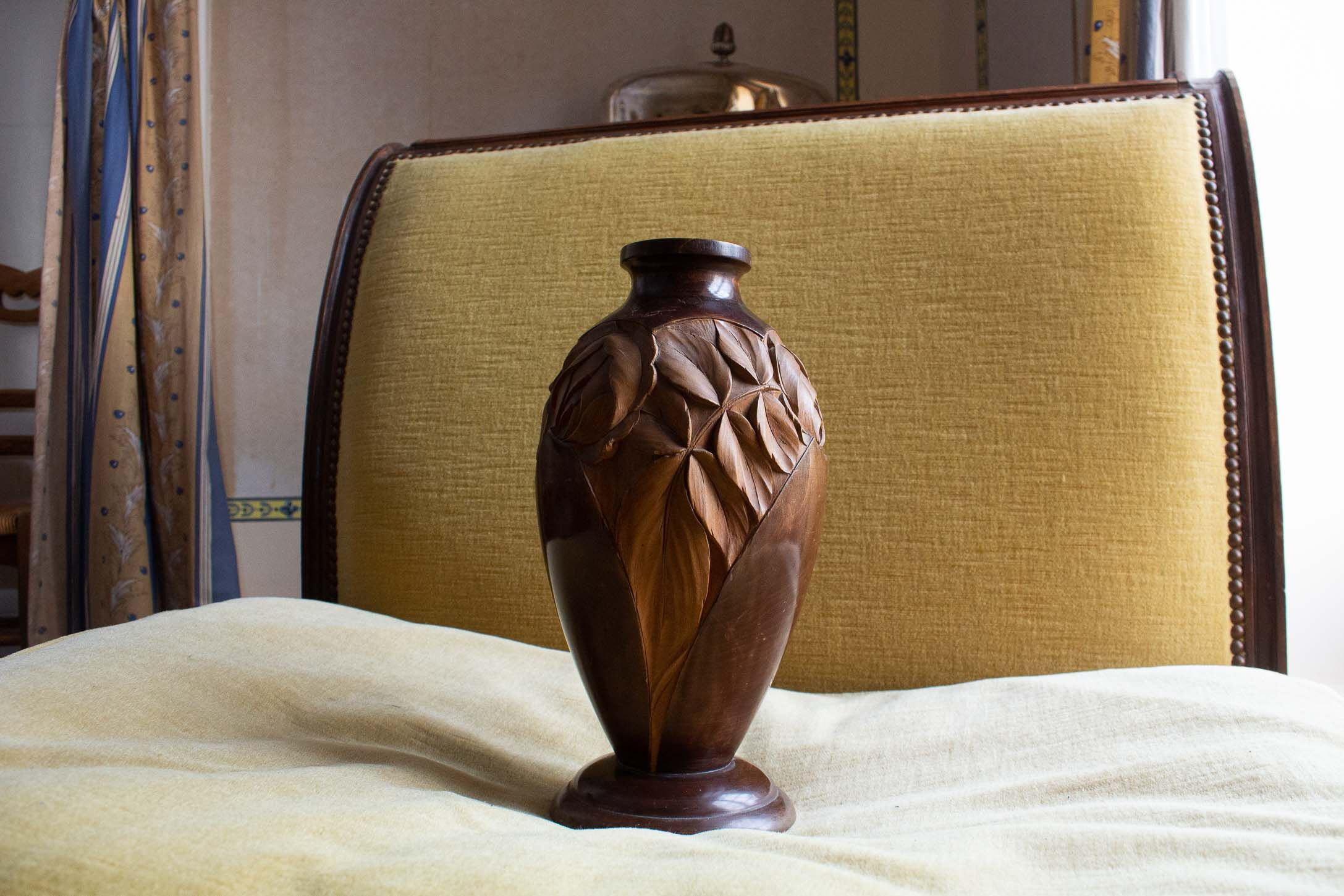 Vase en bois Art Deco sculpté