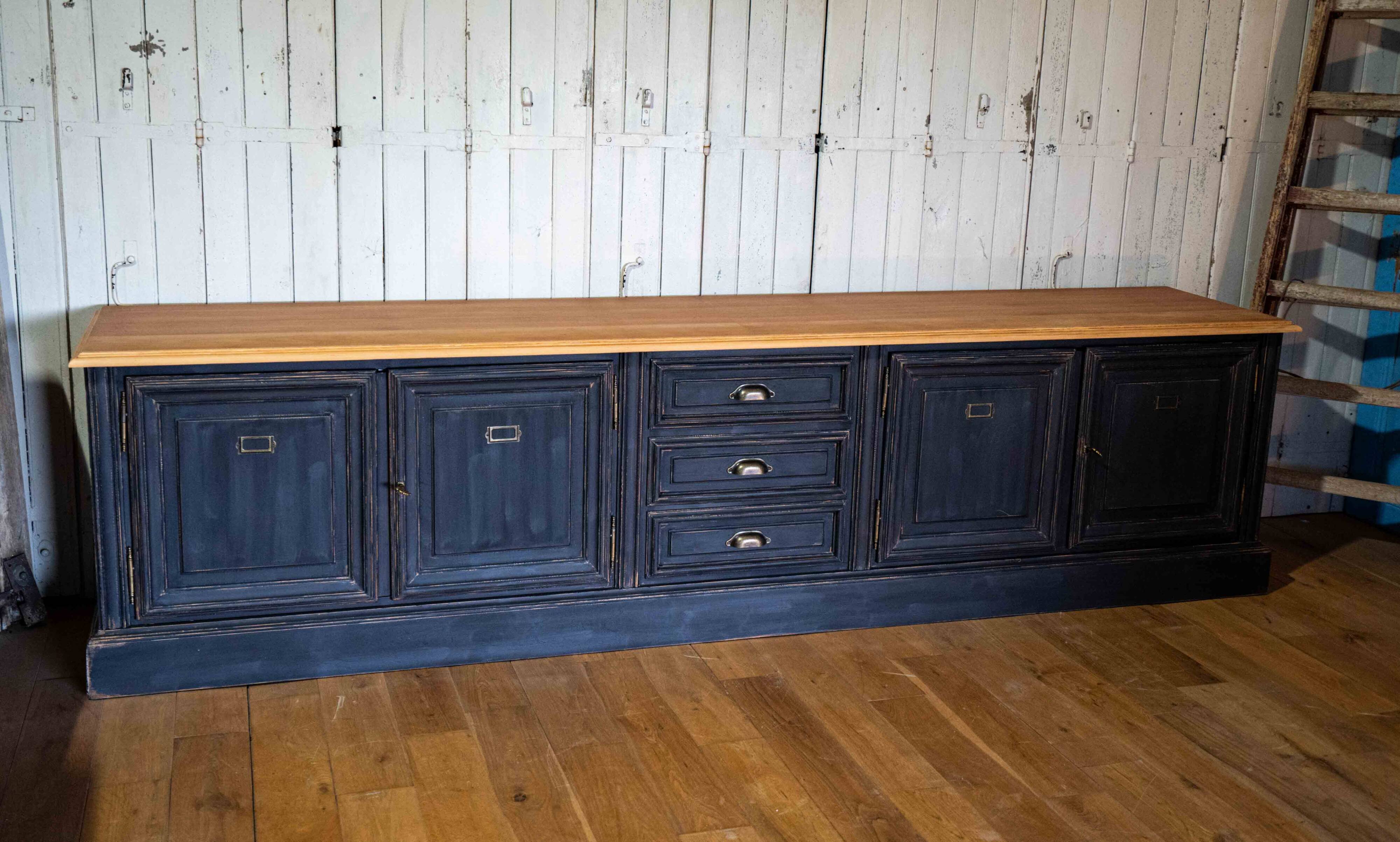 Buffet bas restauré dans le style meuble de métier