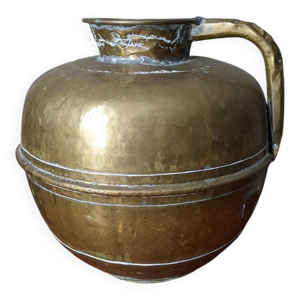 pichet en laiton artisanal