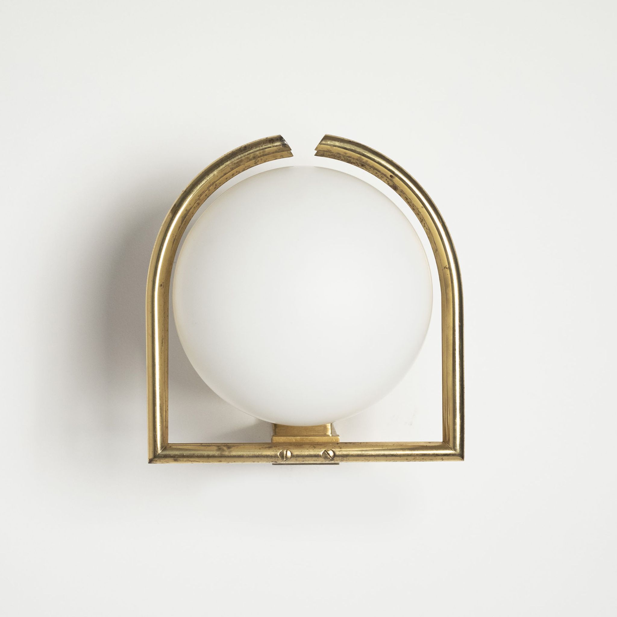 Applique / applique années 1970 en laiton et verre opalin, Italie