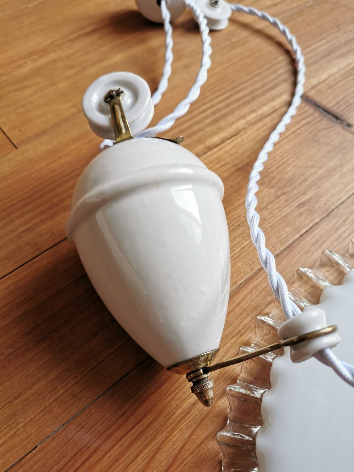 Opaline suspension with up and down