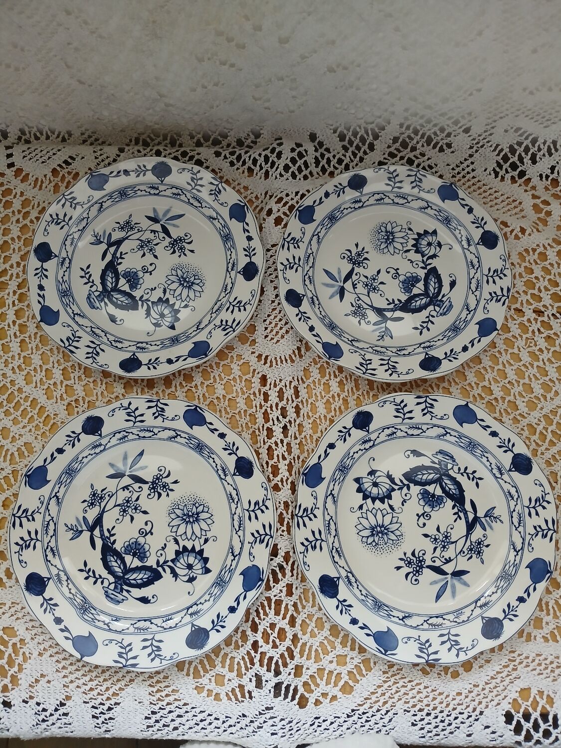 4 Royal Boch dessert plates 