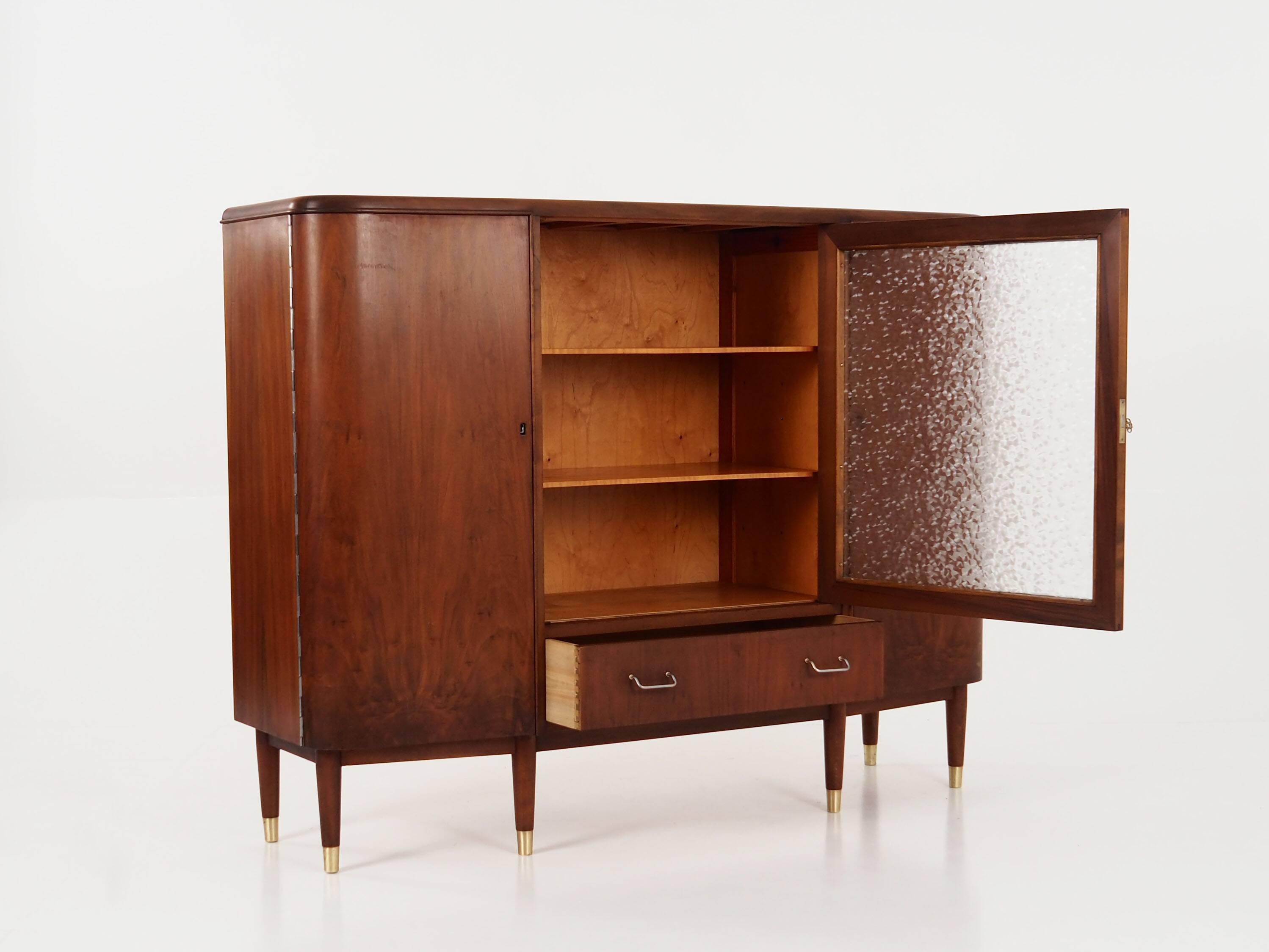 Buffet haut en noyer, design danois, années 1960, production : Danemark