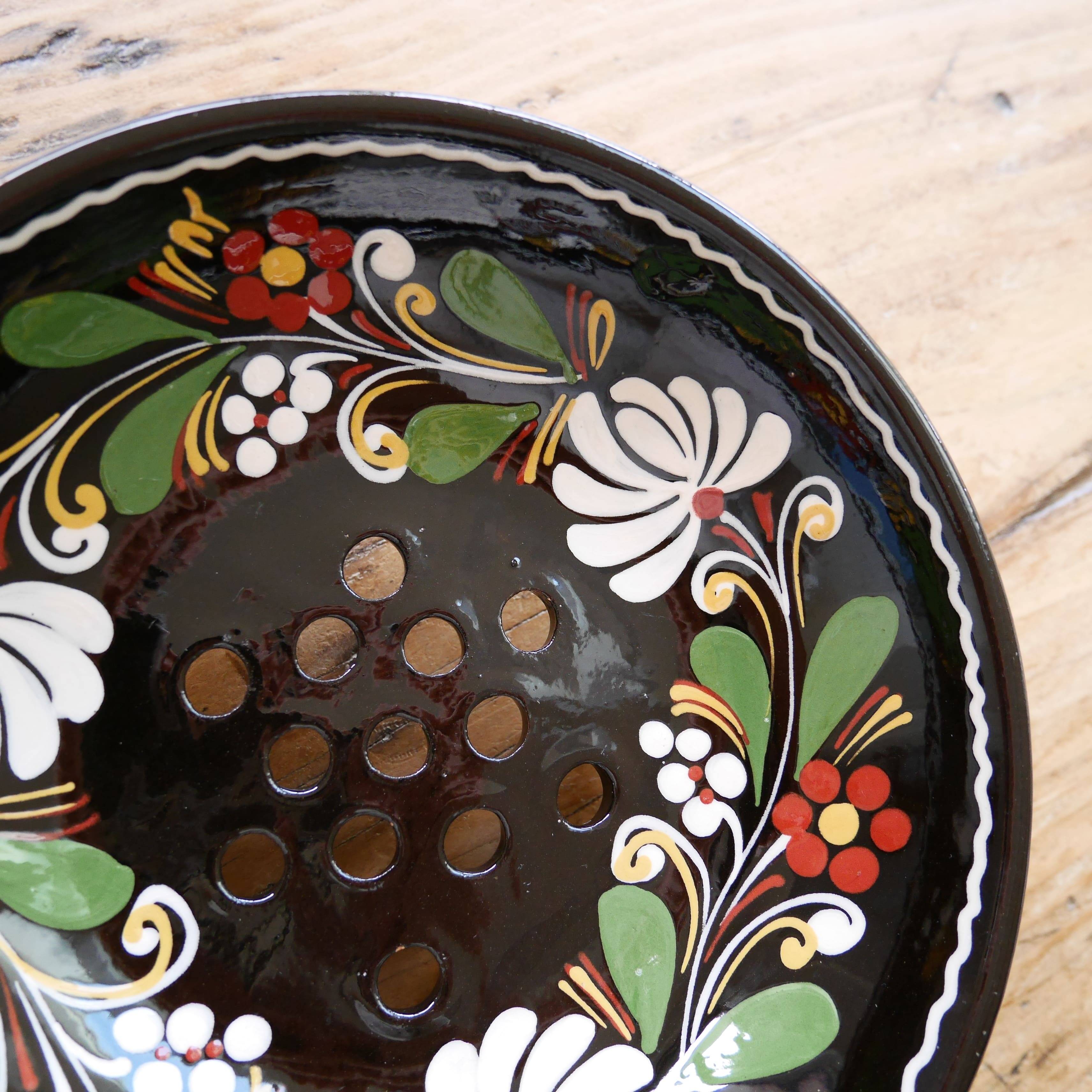 Drainer with plate, black varnished stoneware, popular art