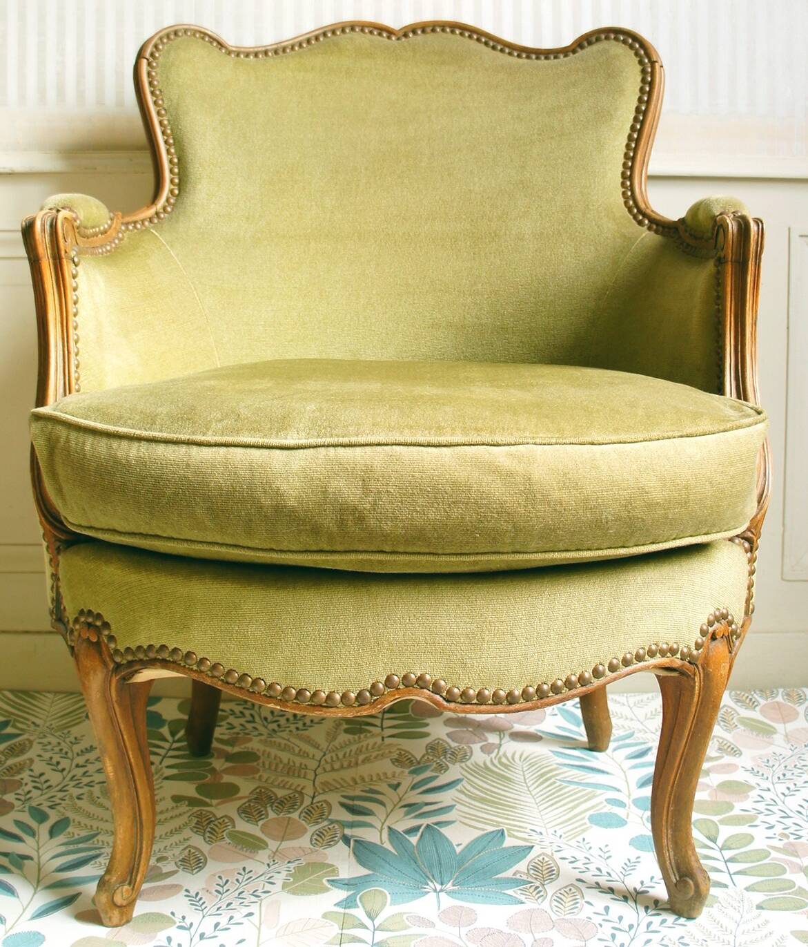 Fauteuil bergère bois sculpté & velours