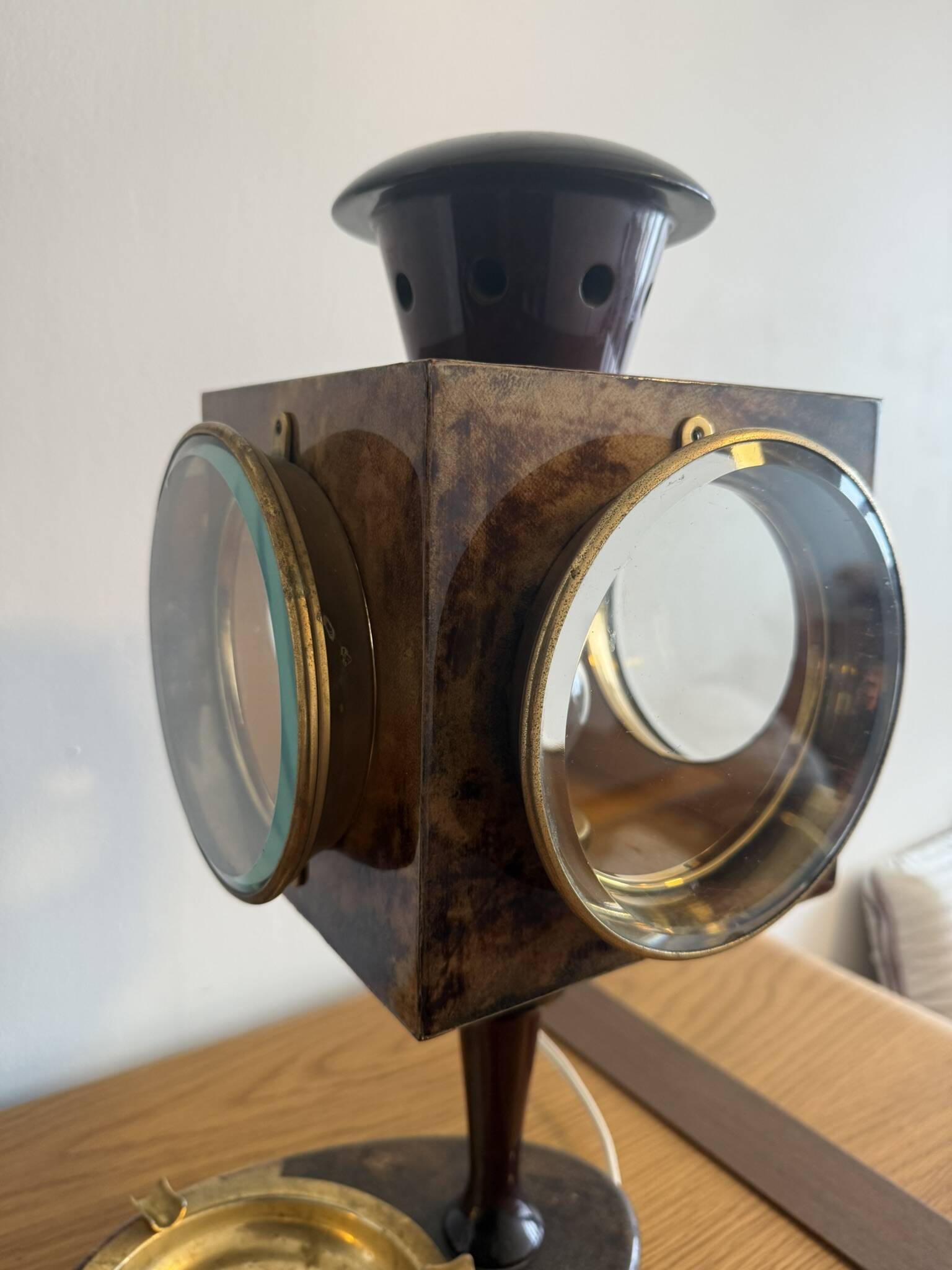 Lot de 2 lampes /lampadaires Aldo Tura en parchemin laiton et verre