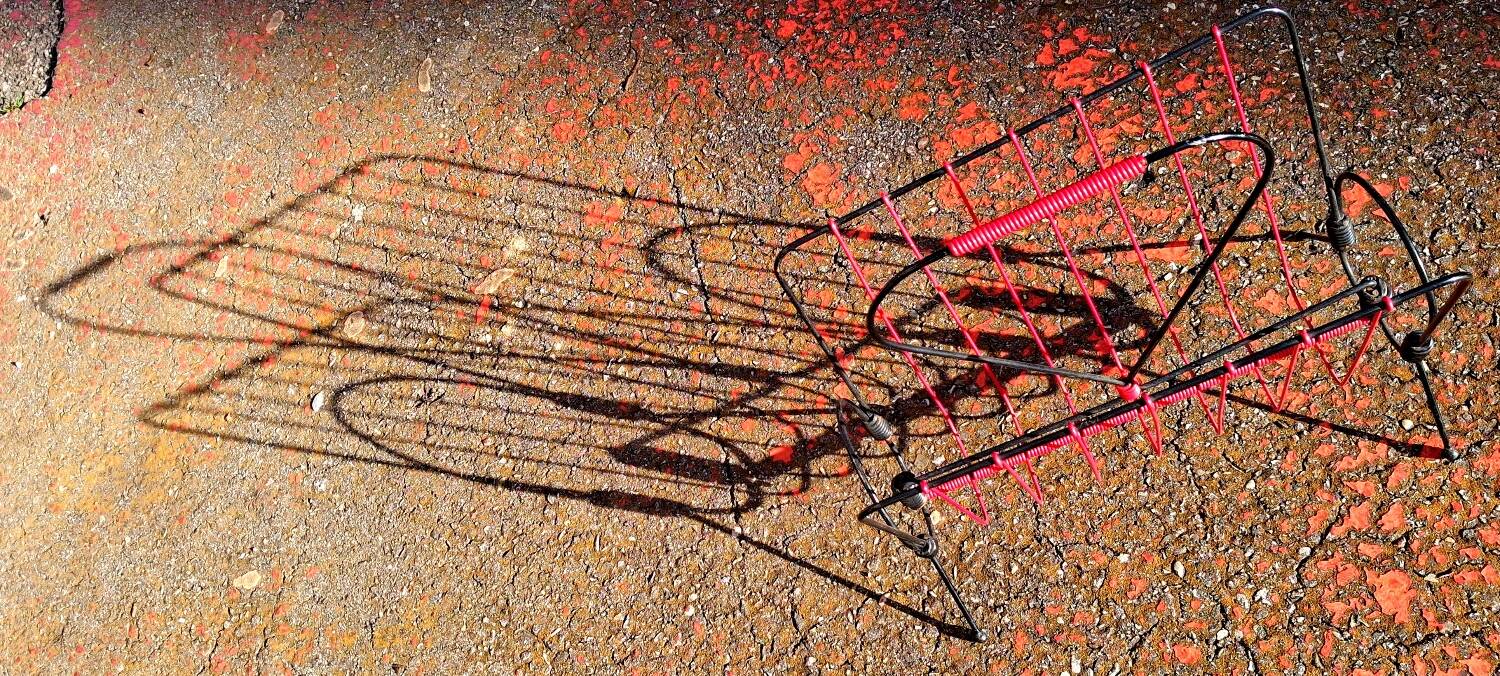 Vintage metal magazine rack and scoubidou - seventies design