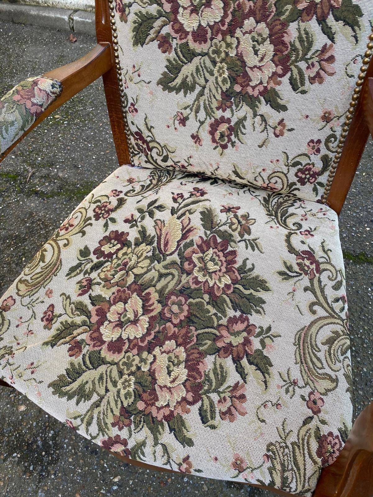 Louis XV Voltaire armchair in solid wood and floral fabric.