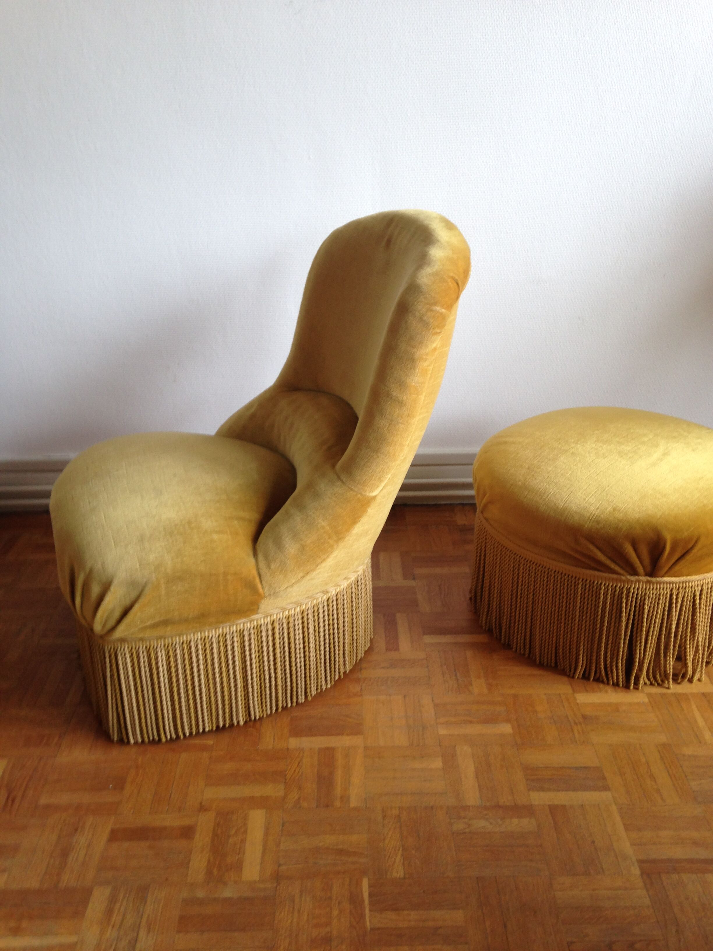 Fauteuil crapaud et pouf velours jaune