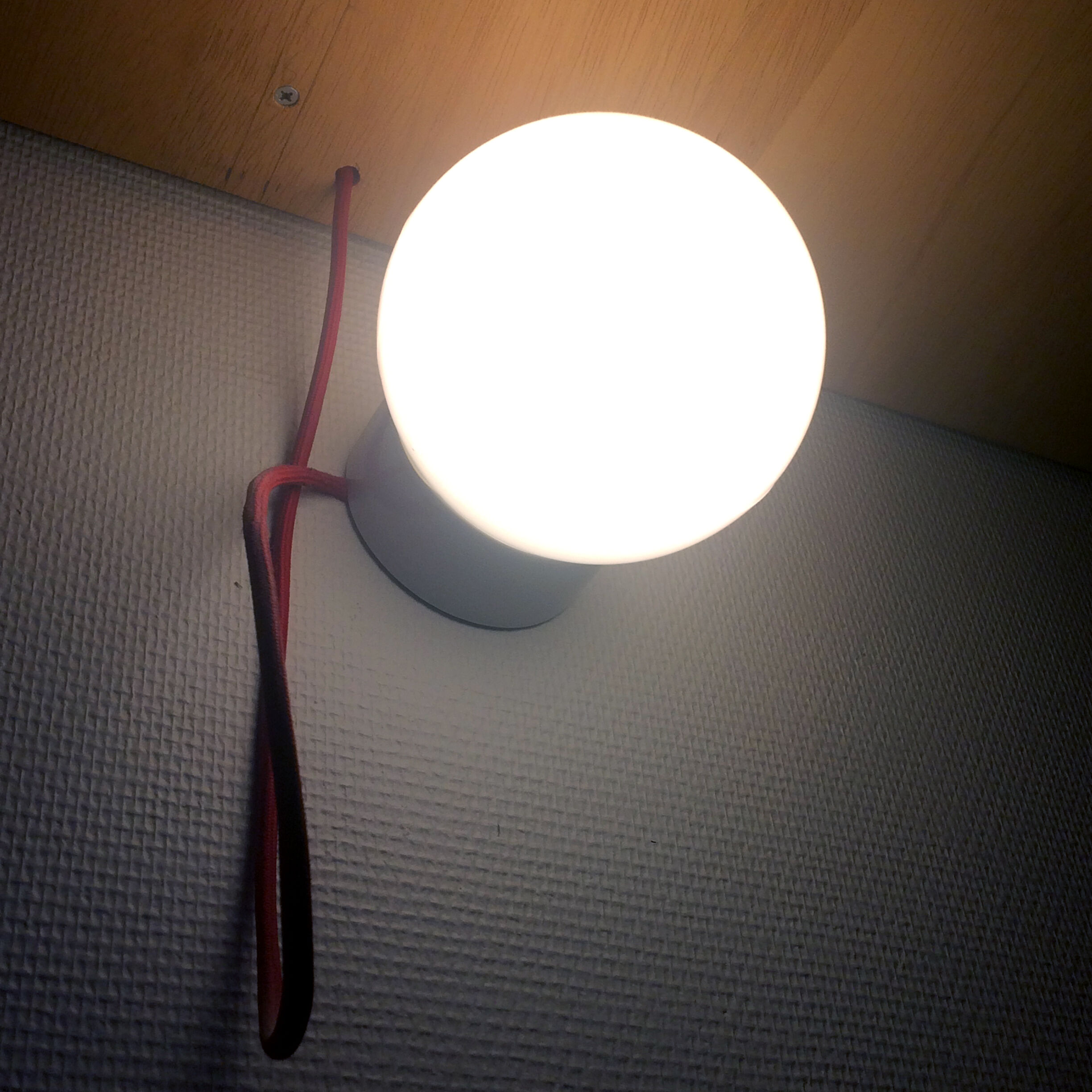 Applique globe en verre et porcelaine