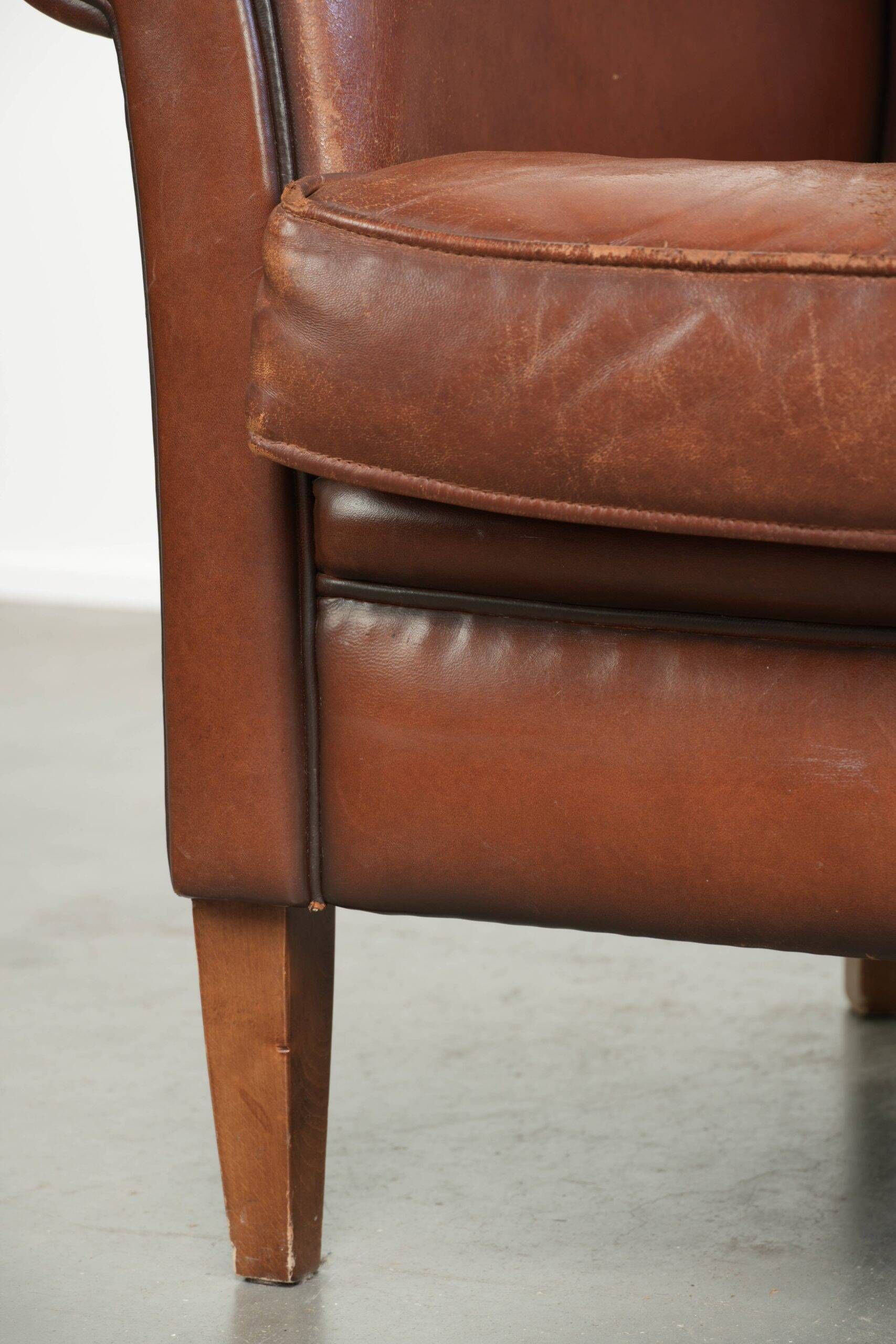 Timeless armchair made of sheepskin leather with a English look