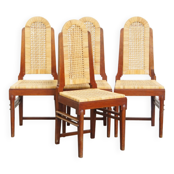 Ensemble de quatre chaises de salle à manger en rotin au design Art Déco avec dossier haut.