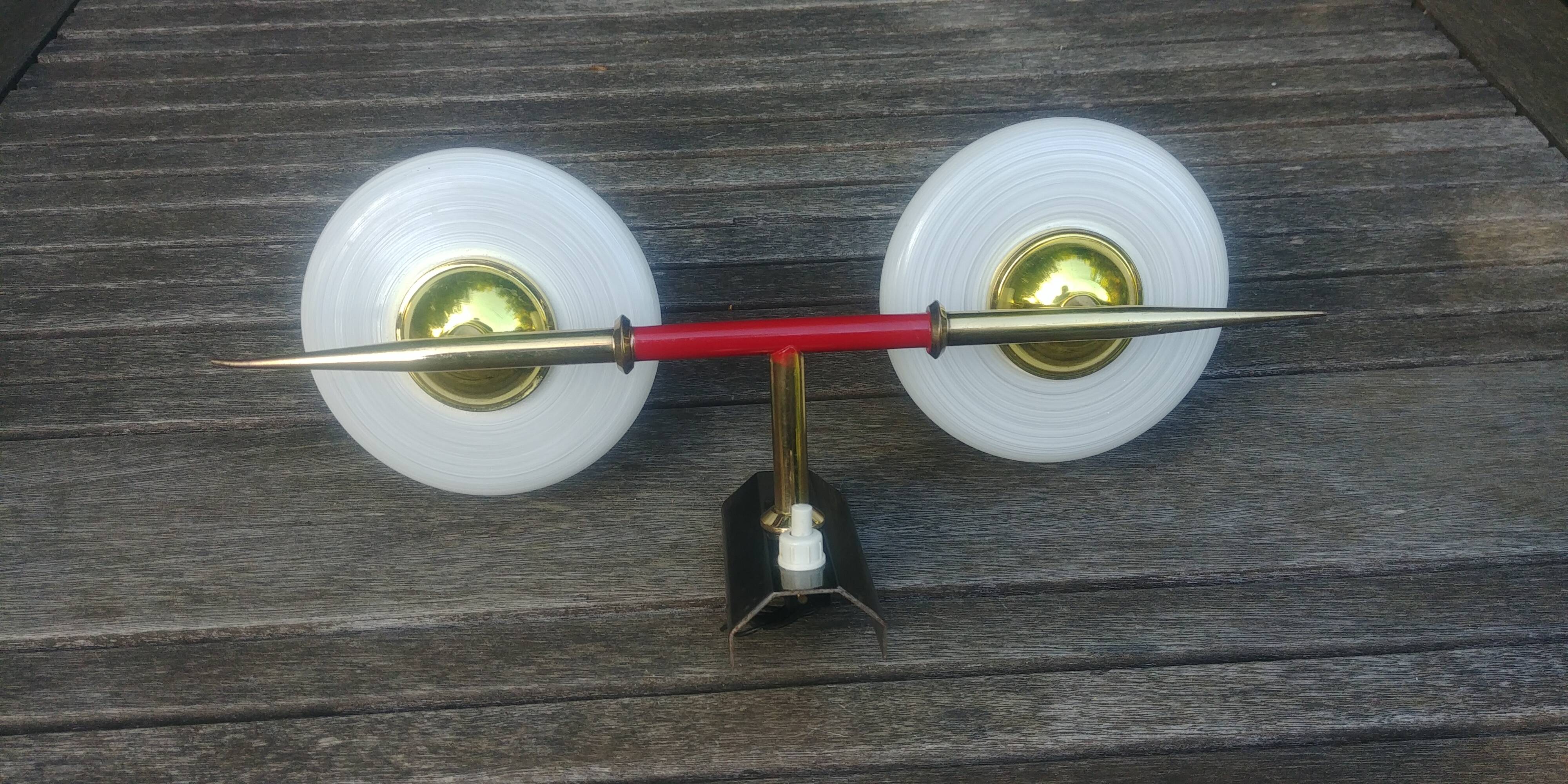 Vintage wall light from the 40s/50s with its two glass sconces on a brass support