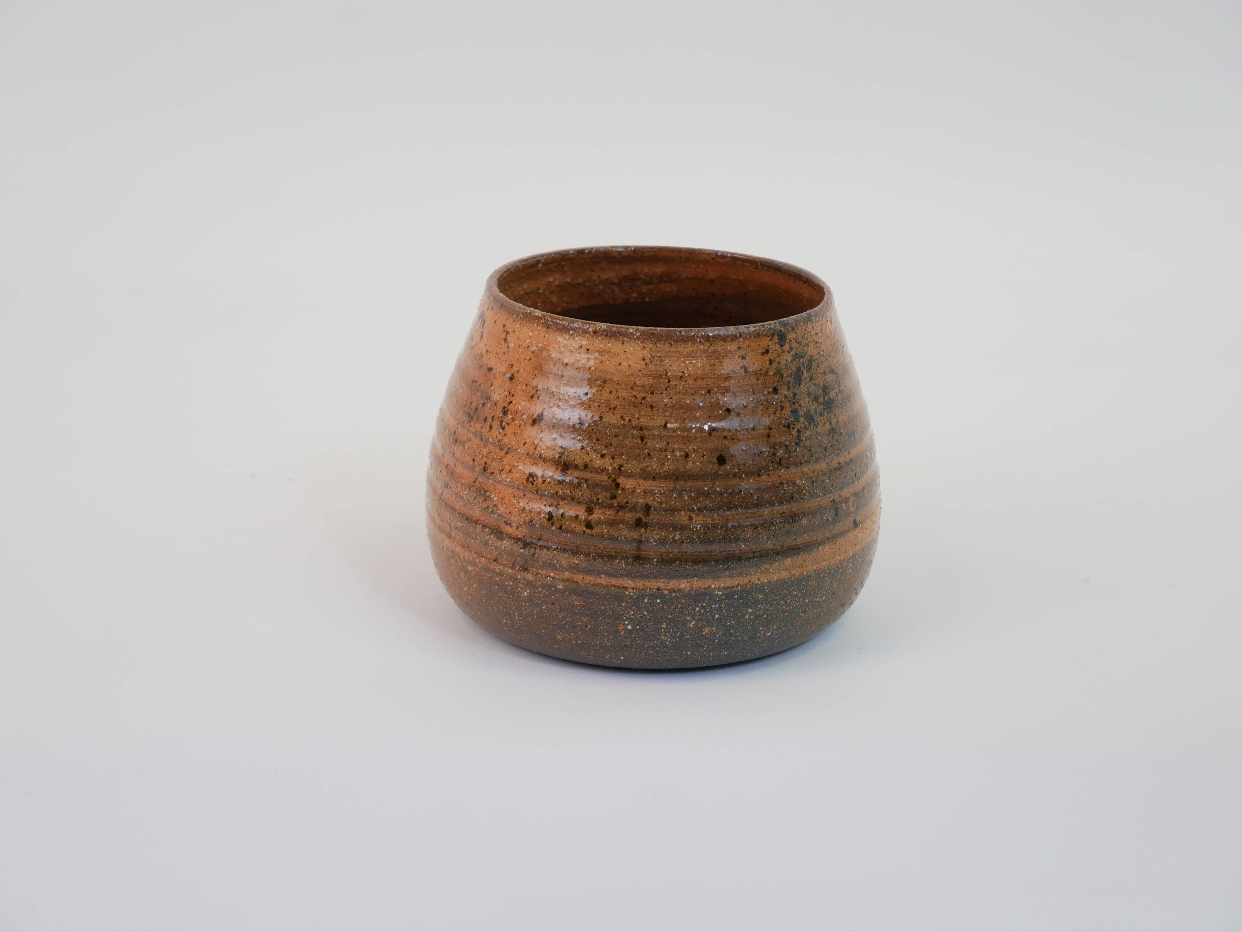 Petit pot en céramique tourné orange et marron