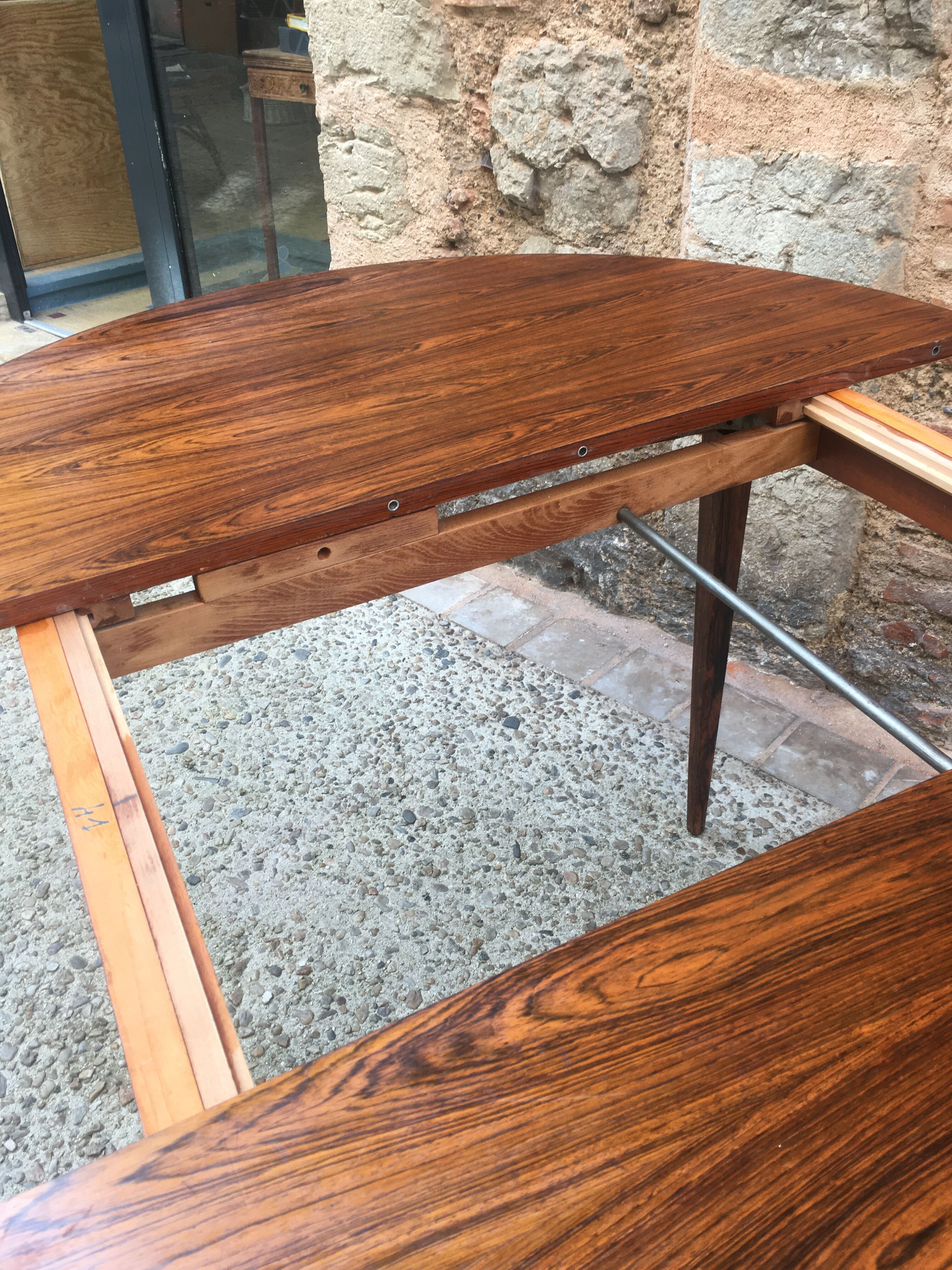 Expandable roundtable