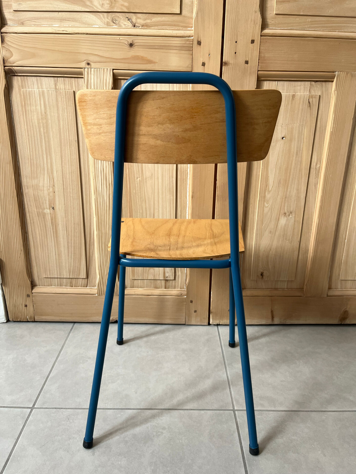 Chaise d'école vintage rénovée