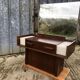Coiffeuse vintage en placage d’orme avec 1 tiroir et 2 lampes en résine