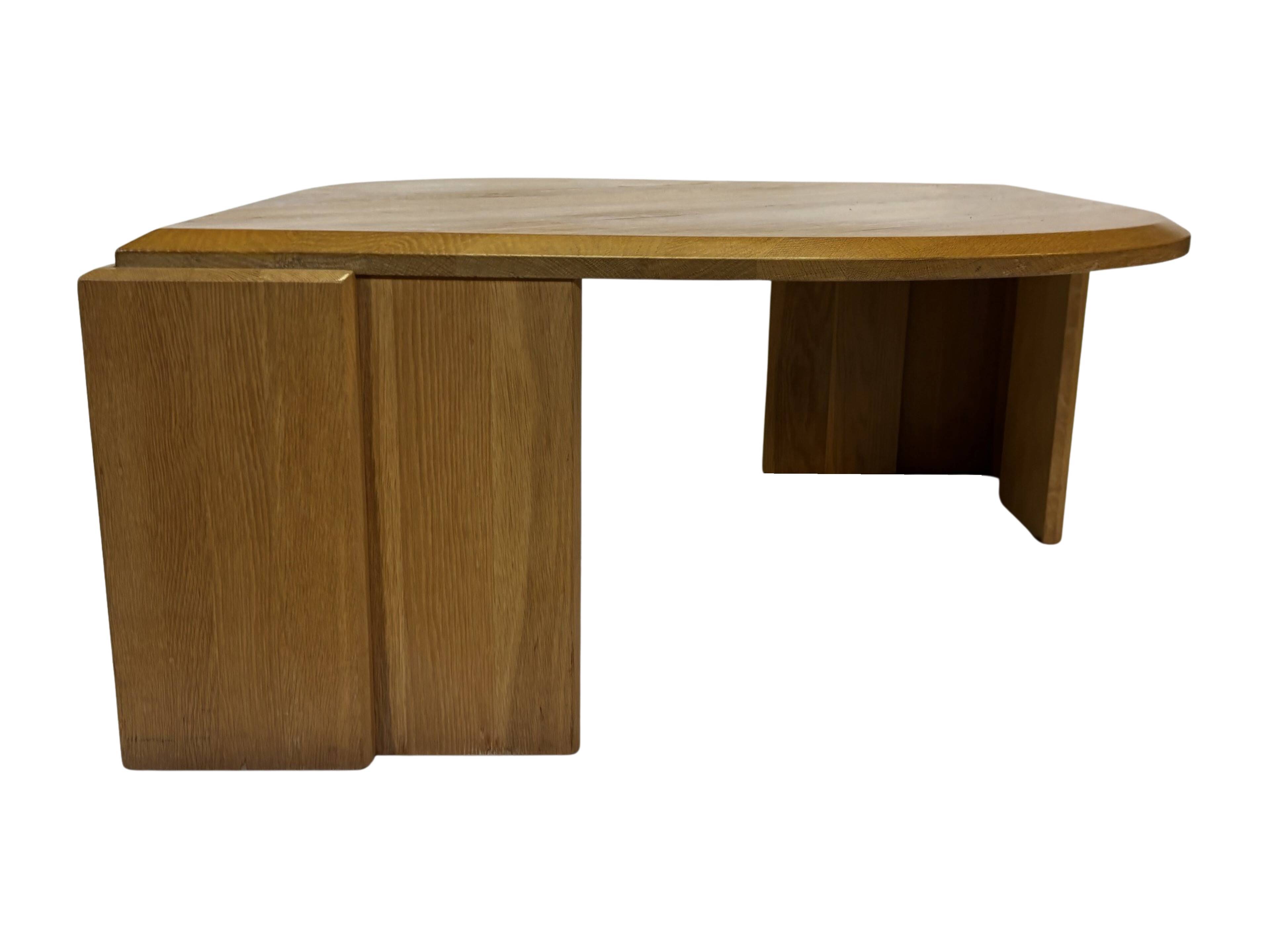 Table basse vintage en forme de larme wabi sabi brutaliste en chêne massif