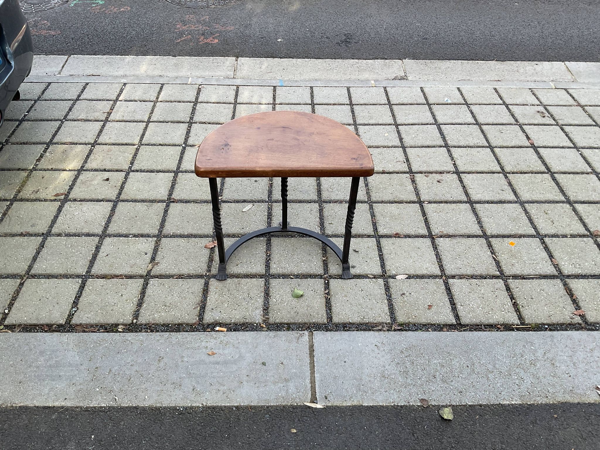 Paire de tables  chêne et fer forge des années 30, Art déco