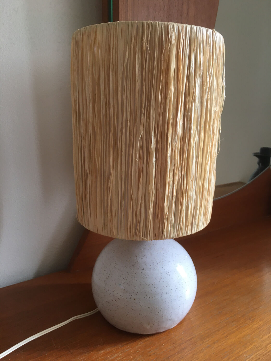 Ceramic table lamp and rafia