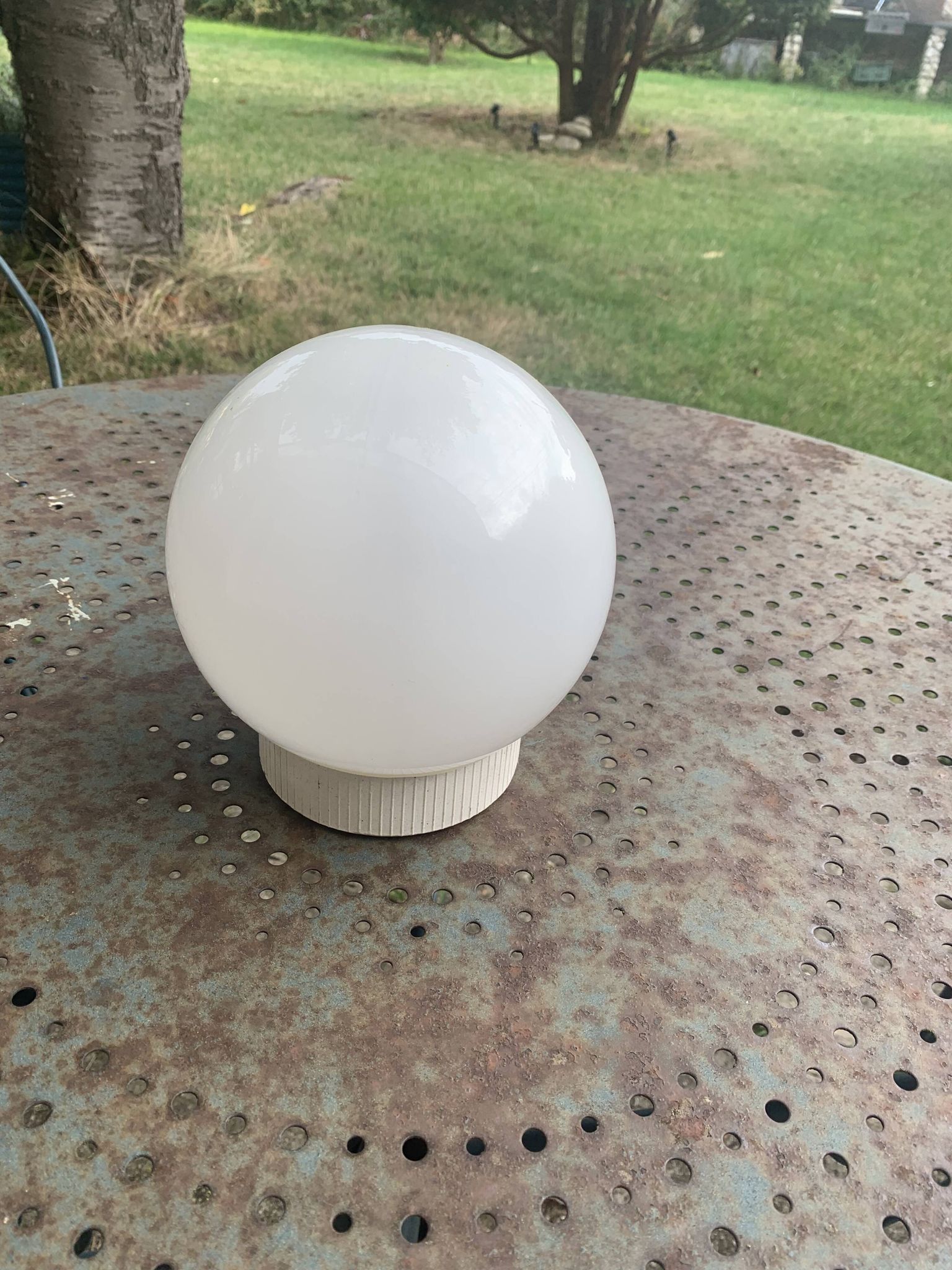Plafonnier, globe boule en opaline blanche, avec basé, vintage