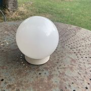 Plafonnier, globe boule en opaline blanche, avec basé, vintage