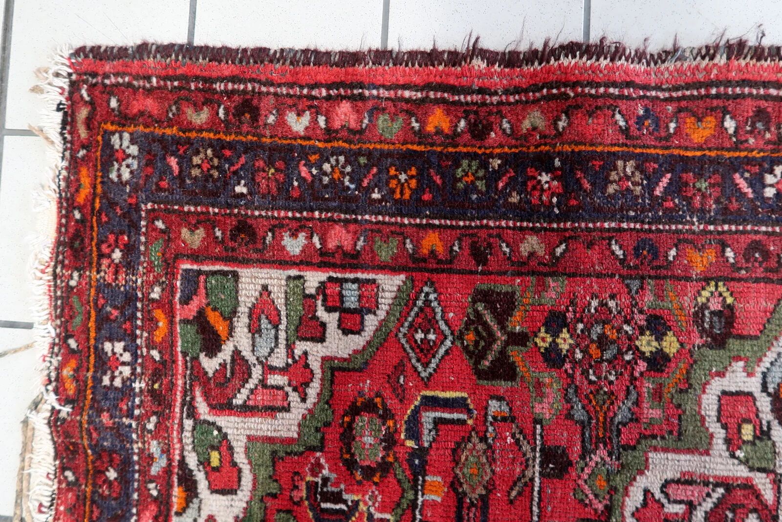Antique 1920s Persian Hamadan rug, floral medallion, 104cm x 145cm