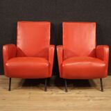 Paire de fauteuils de conception italienne en simili cuir rouge