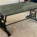 Table basse en fer forgé laquée noire, plateau de marbre veiné vert,
