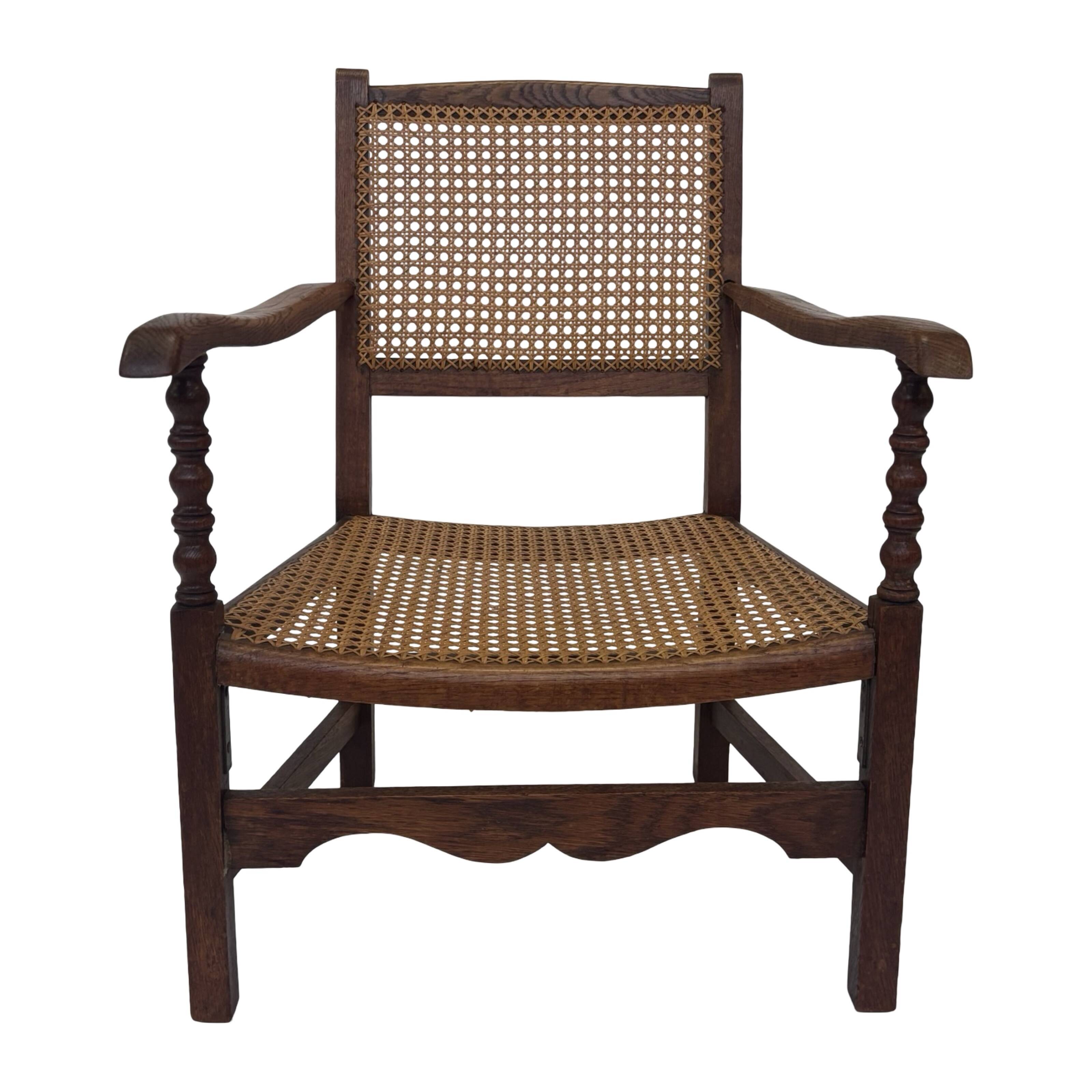 Fauteuil Art Déco en chêne tressé, design minimaliste.