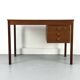 Petit bureau en teck avec trois tiroirs de Domino Møbler, années 1970.