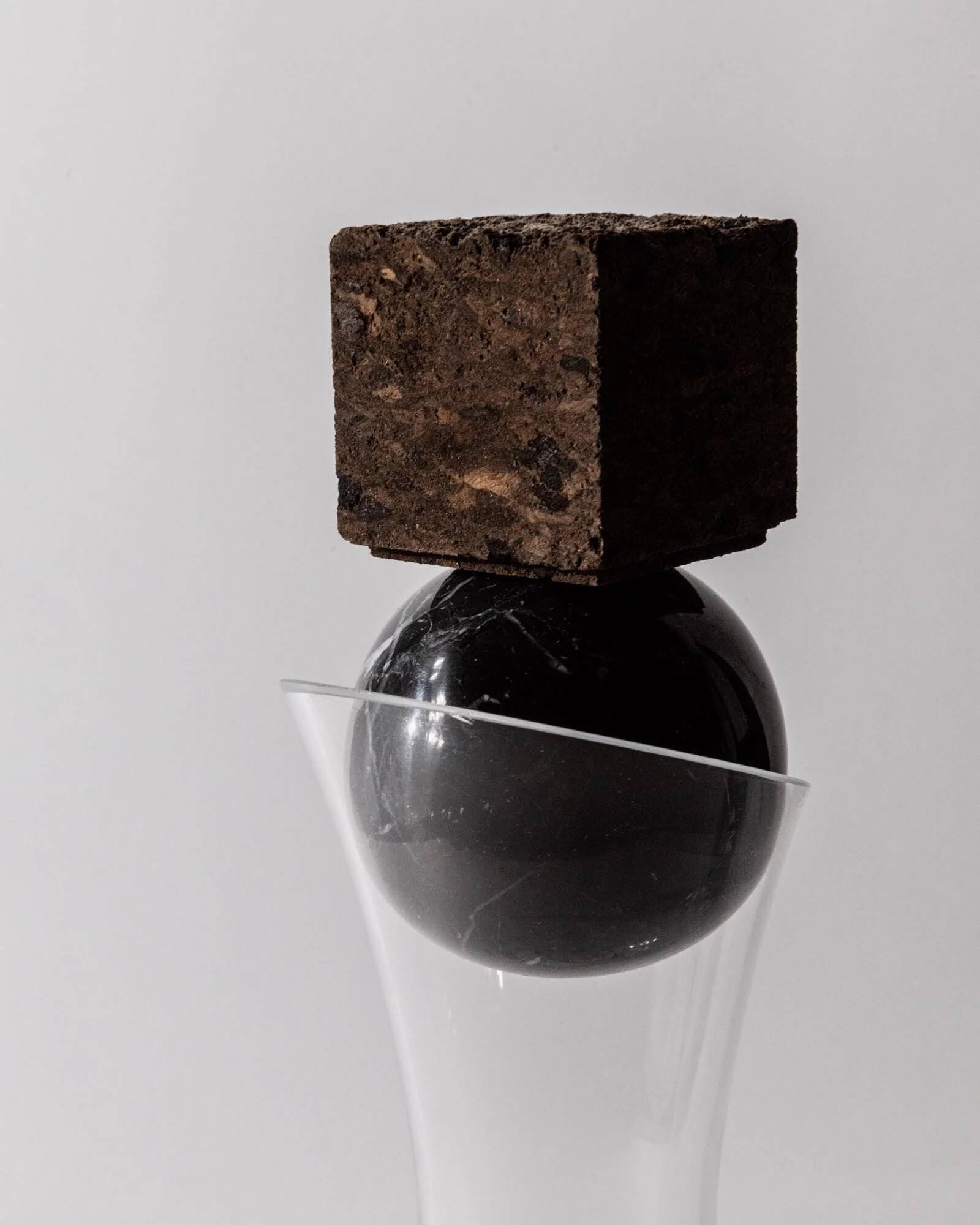 Carafe à vin vintage des années 1990, corps en verre arrondi avec sphère en marbre et bouchon cube en liège