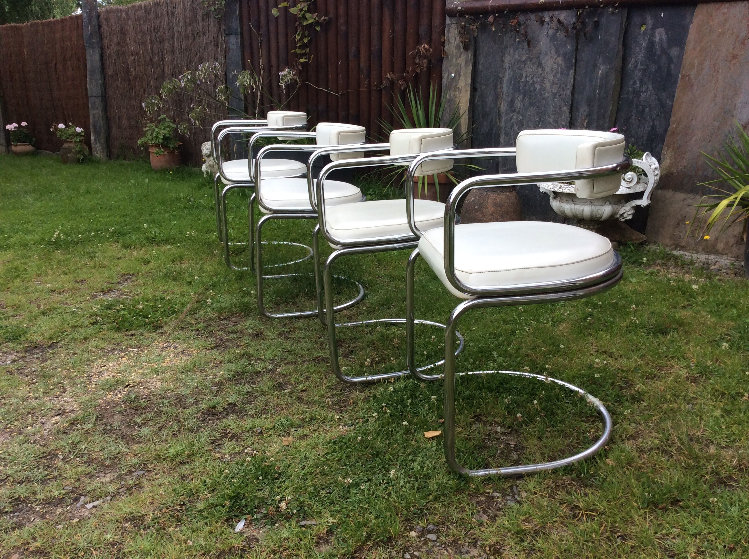 Fauteuils vintage à piétement tubulaire chromé et Skaï blanc de Renato Zevi pour Roche bobois.