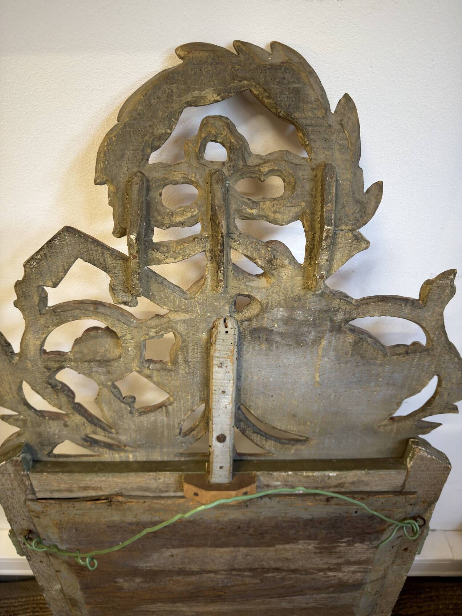 Louis XVI period mirror in carved and gilded wood – Late 18th century